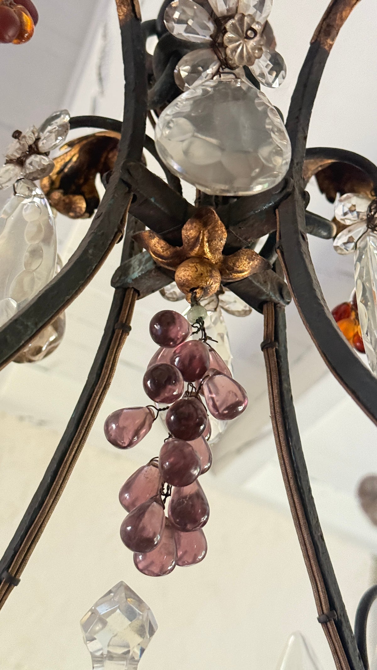 Lustre cage à pampilles et fruits en verre, Maison Baguès, six lumières