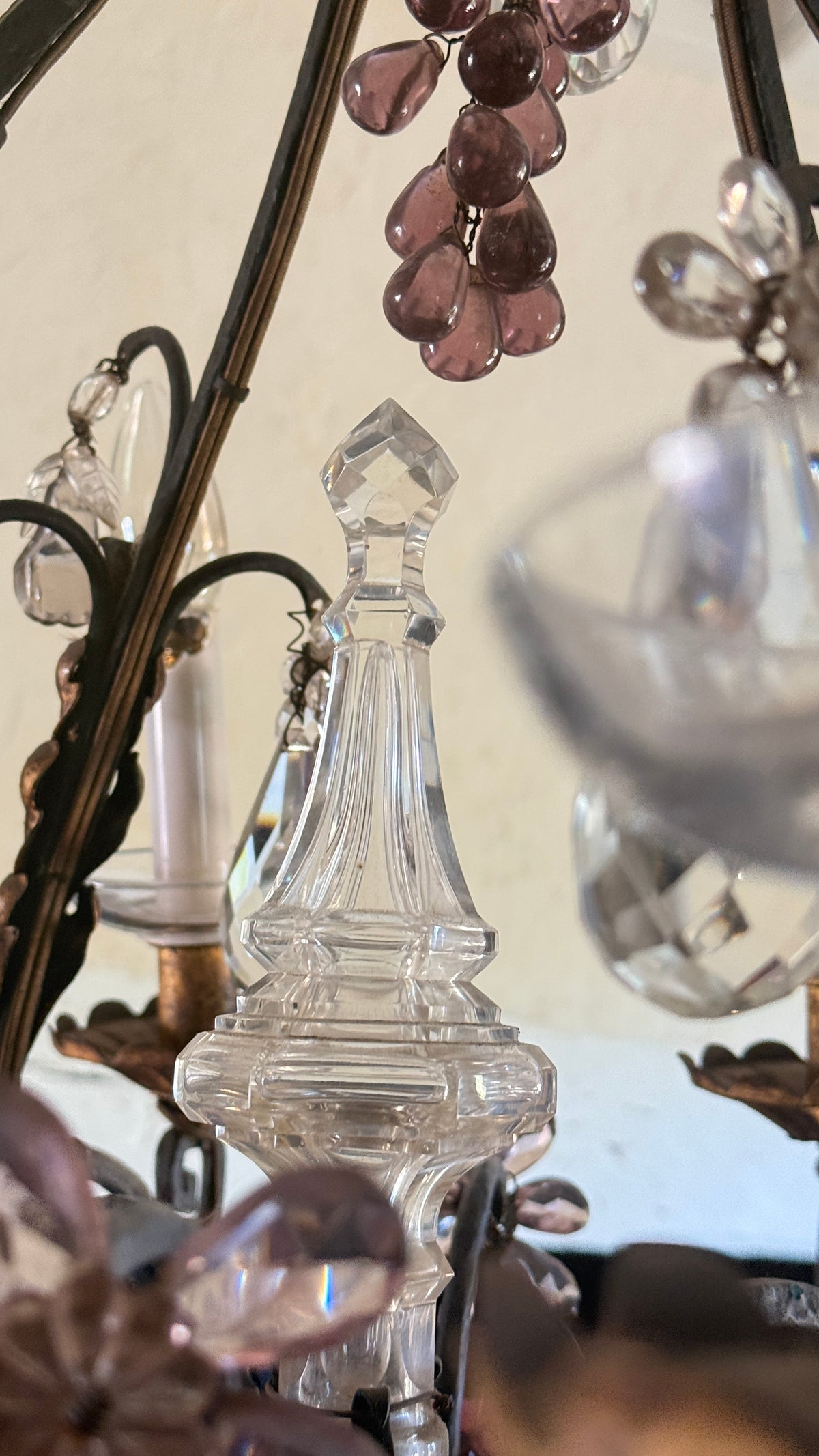 Lustre cage à pampilles et fruits en verre, Maison Baguès, six lumières