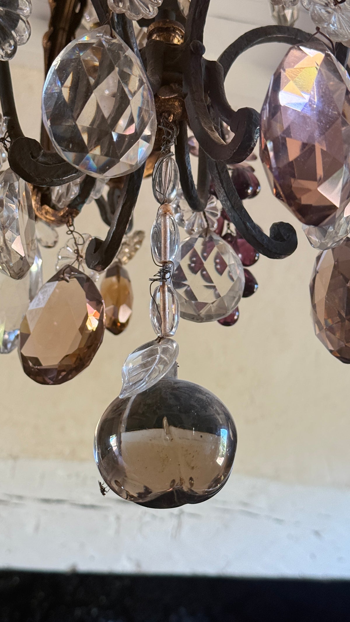 Lustre cage à pampilles et fruits en verre, Maison Baguès, six lumières