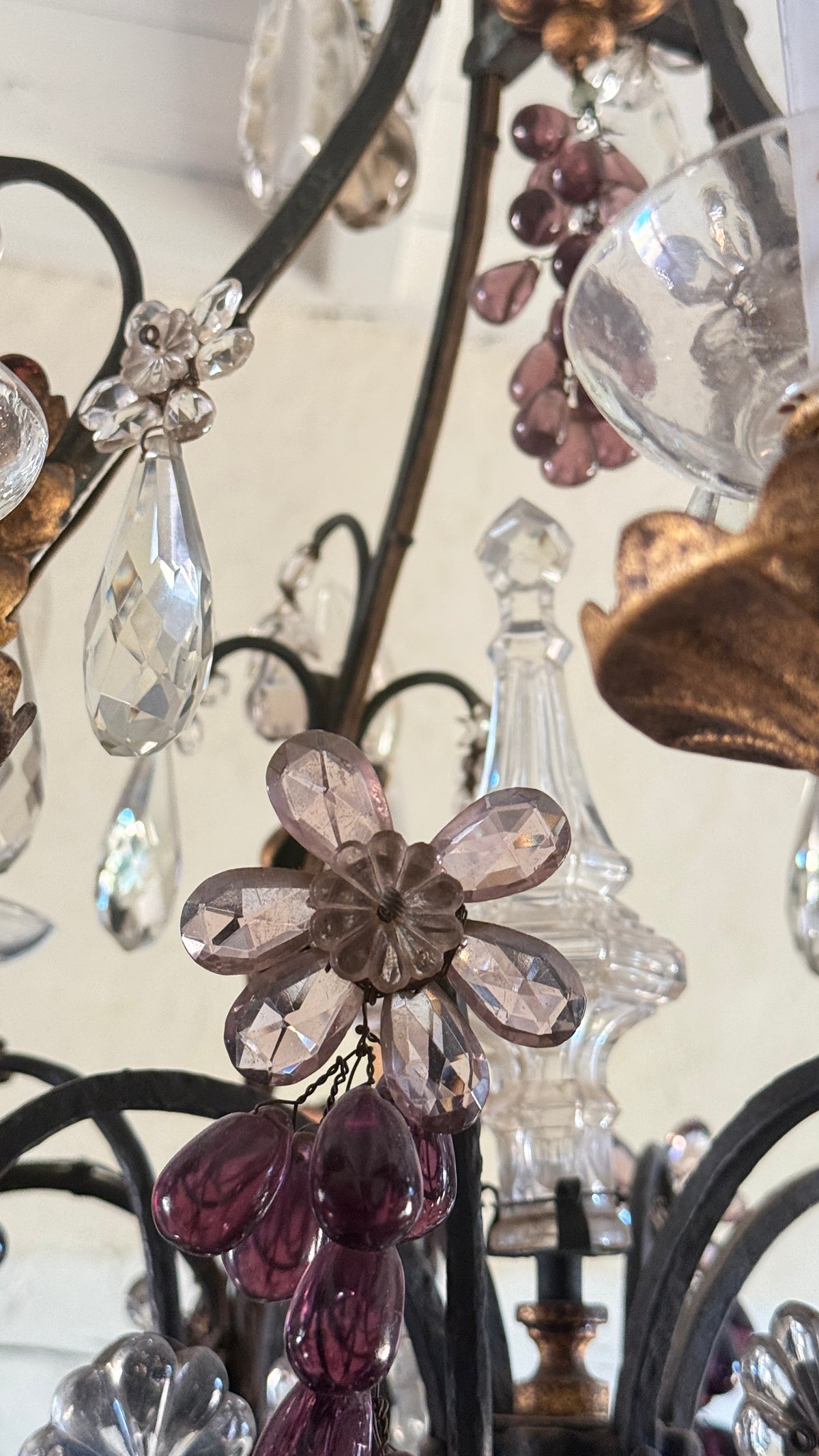Lustre cage à pampilles et fruits en verre, Maison Baguès, six lumières