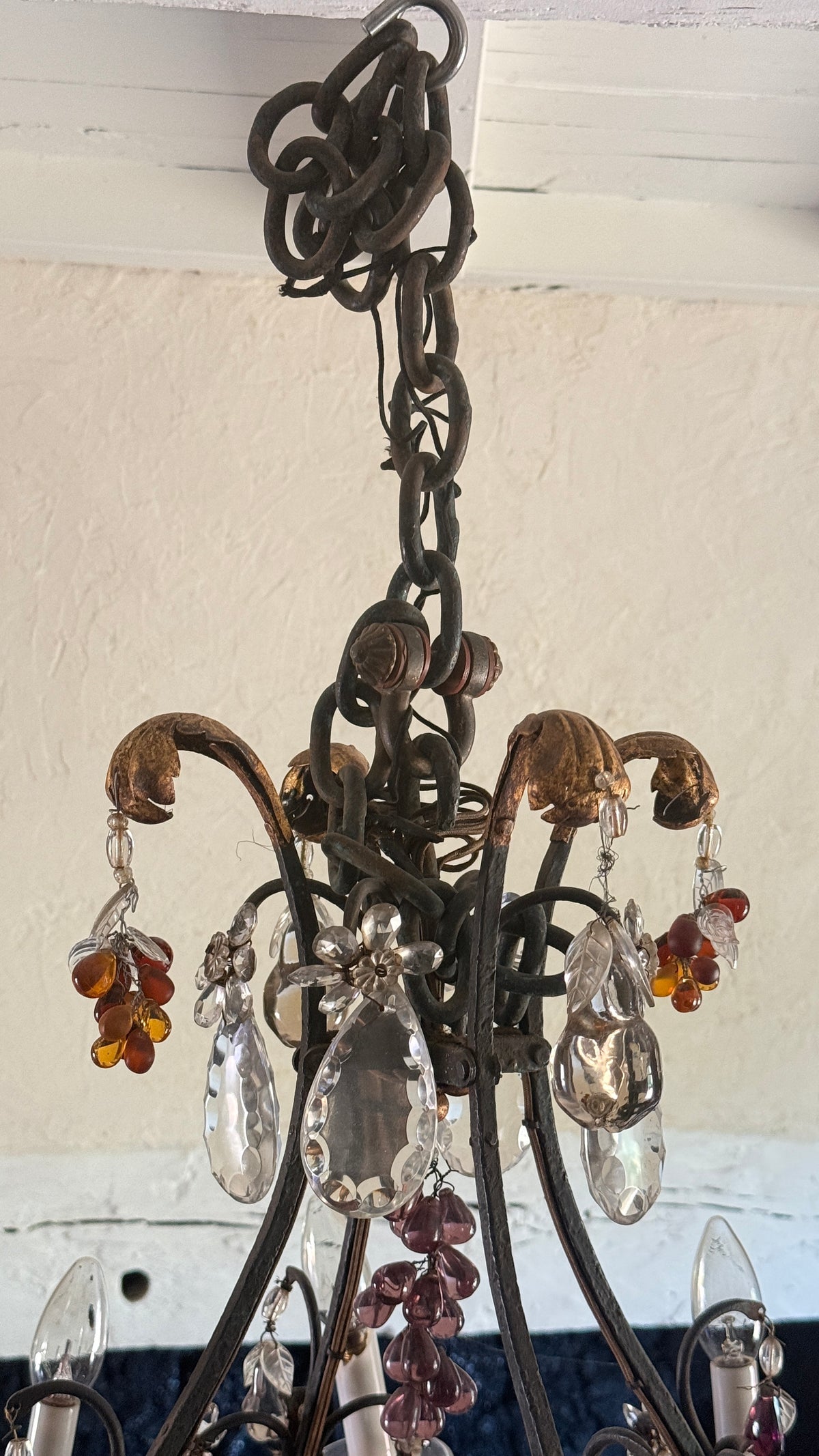 Lustre cage à pampilles et fruits en verre, Maison Baguès, six lumières