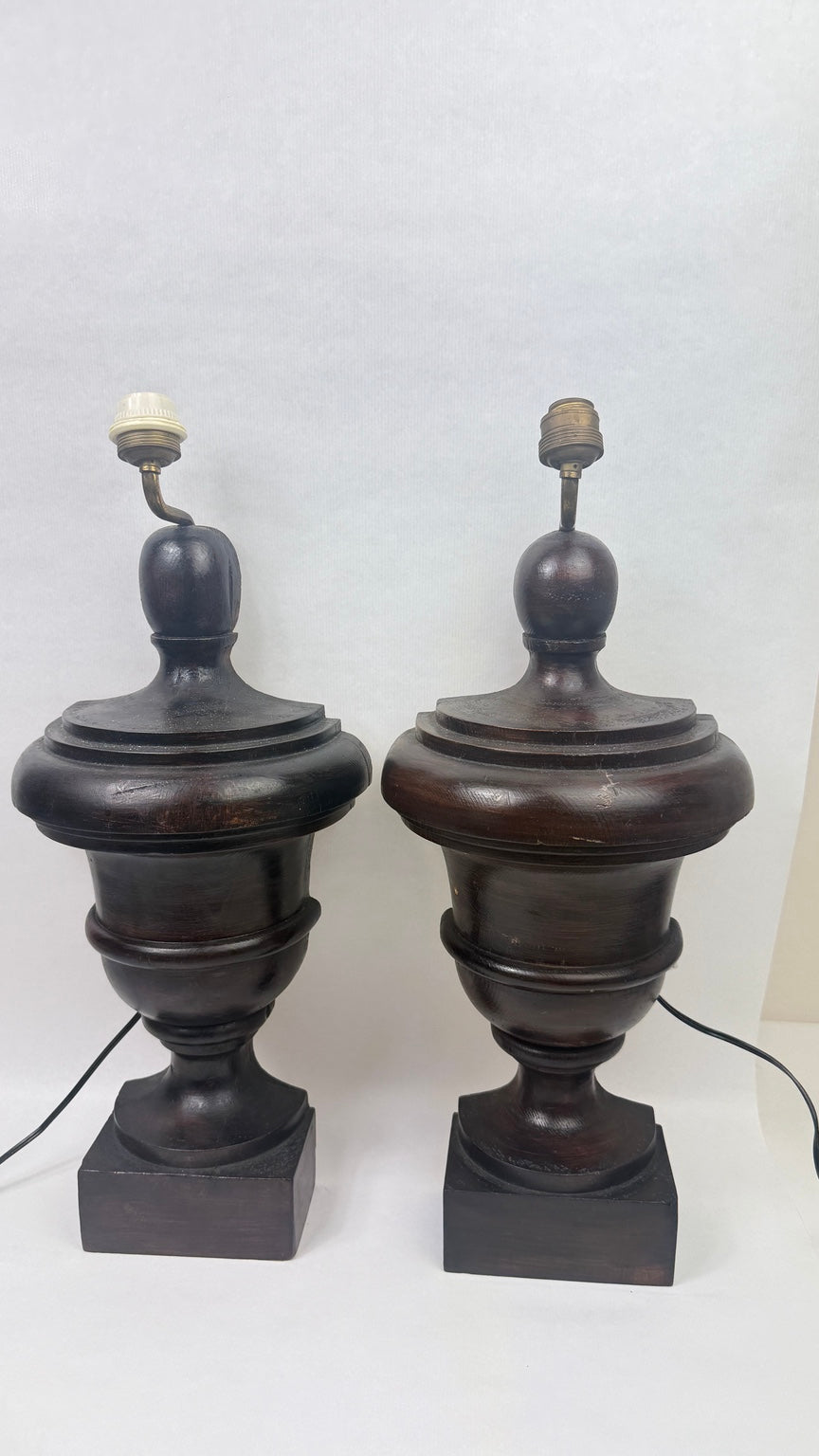 Paire de demi-lampes en bois tourné et teinté – photographie 1
