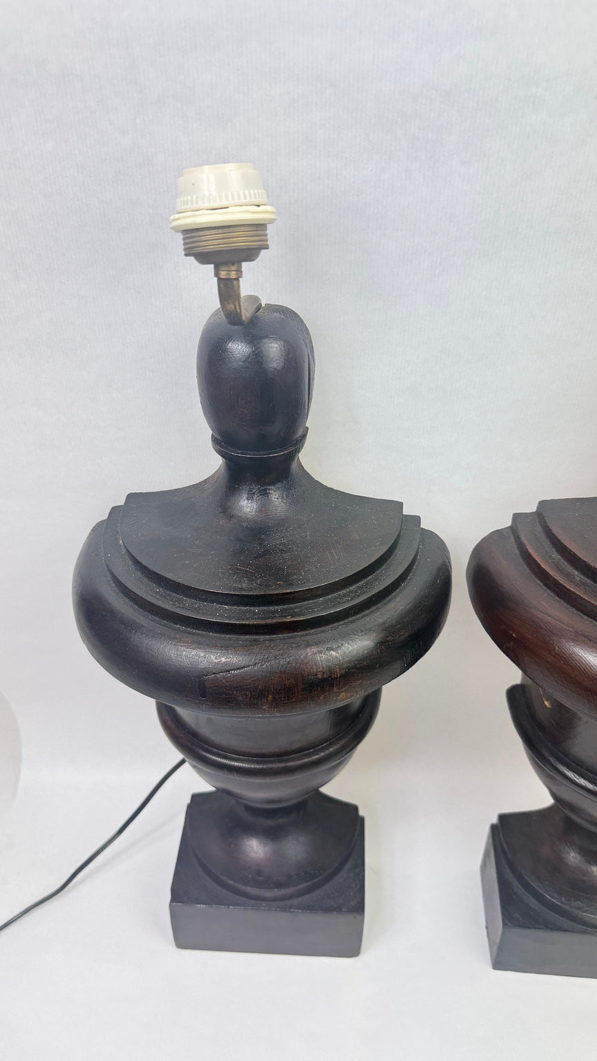 Paire de demi-lampes en bois tourné et teinté – photographie 2