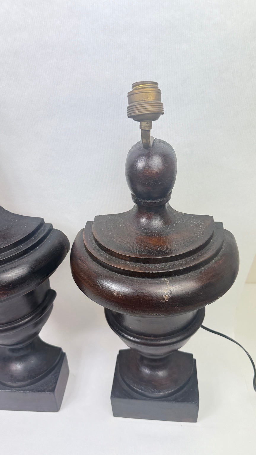 Paire de demi-lampes en bois tourné et teinté – photographie 3