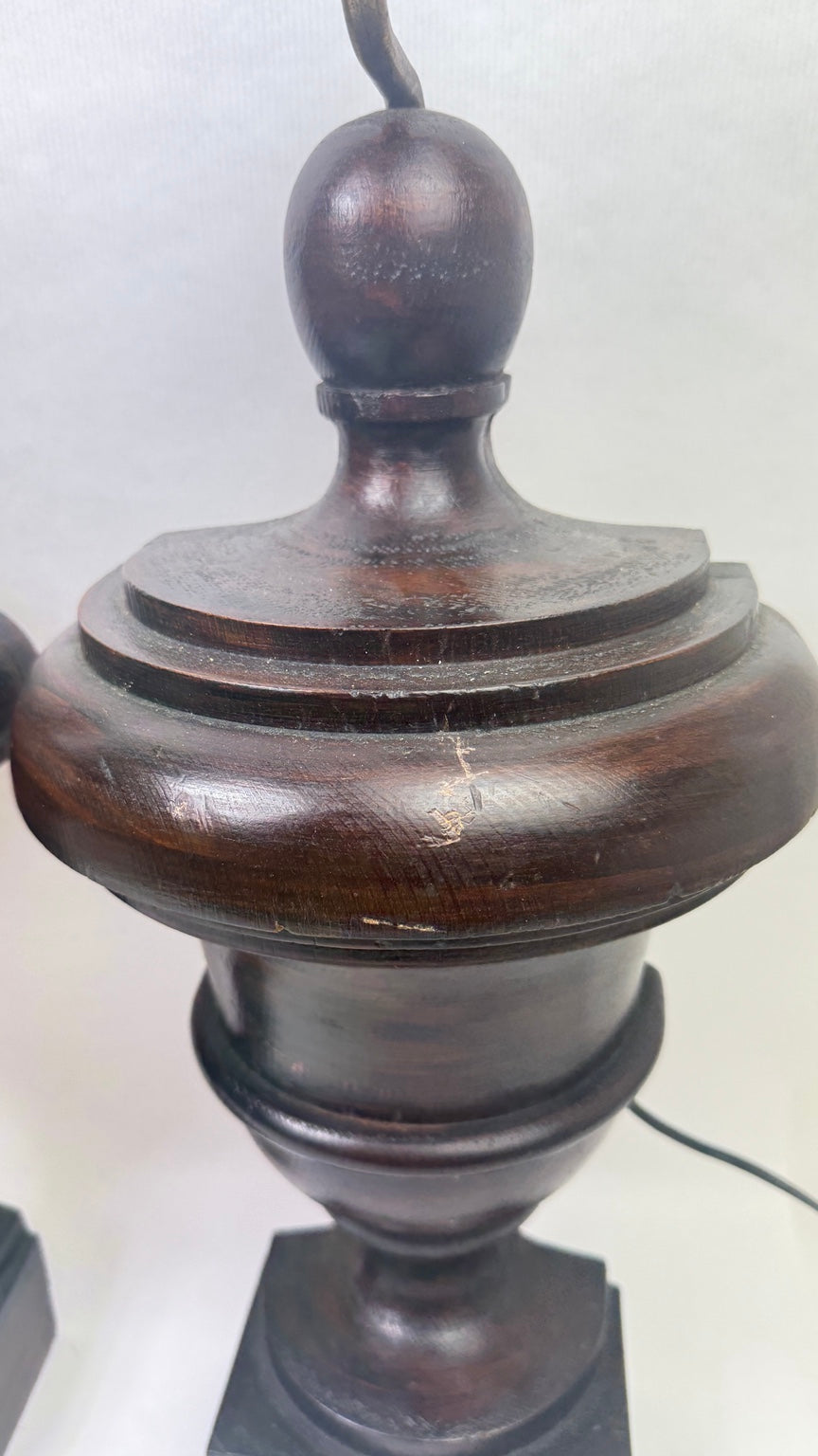 Paire de demi-lampes en bois tourné et teinté – photographie 4