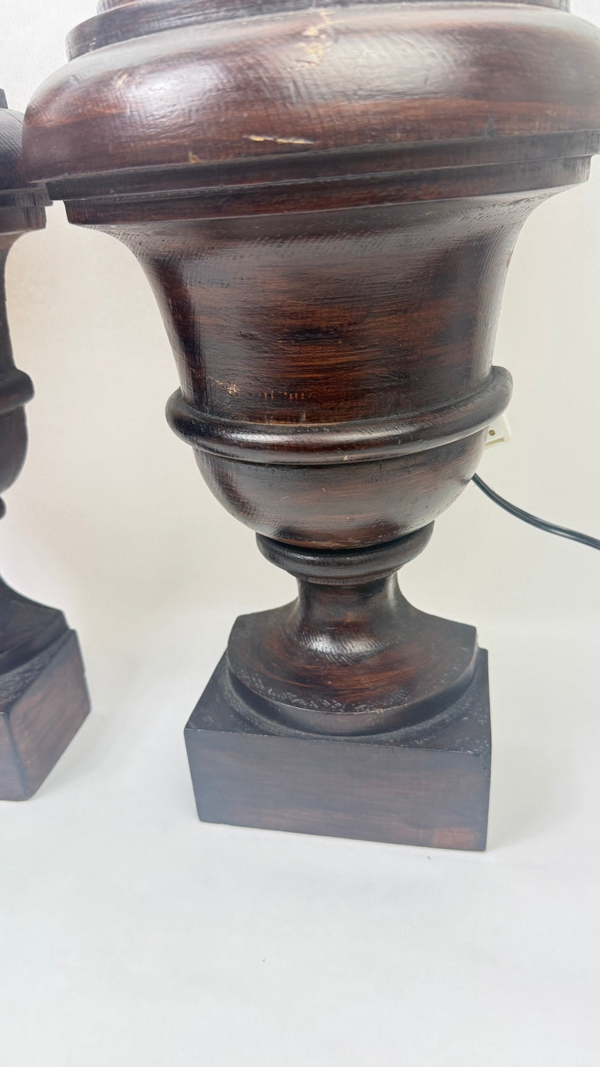 Paire de demi-lampes en bois tourné et teinté – photographie 5