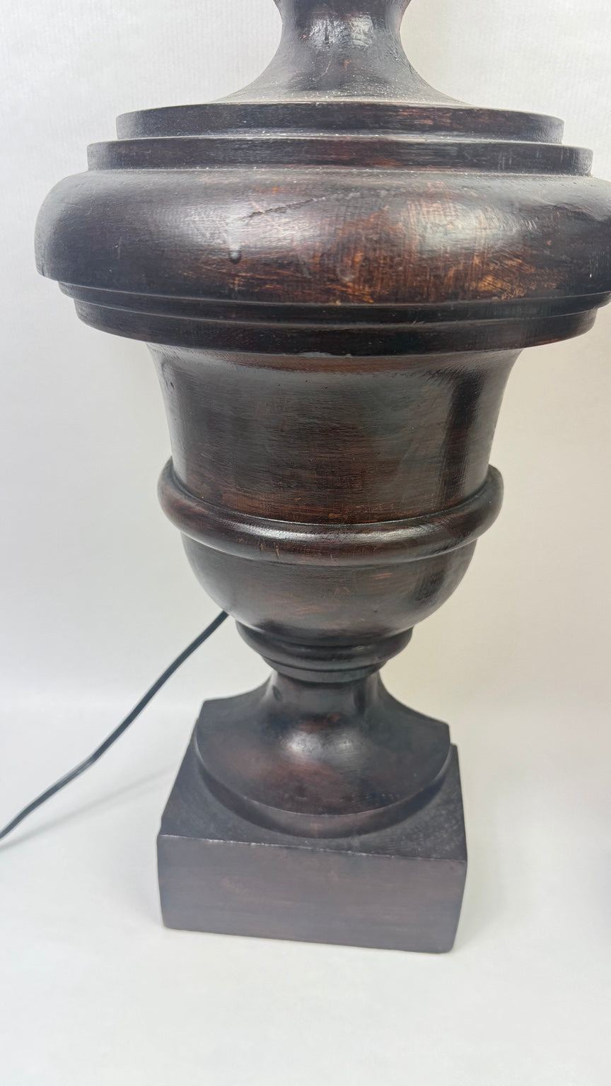 Paire de demi-lampes en bois tourné et teinté – photographie 6