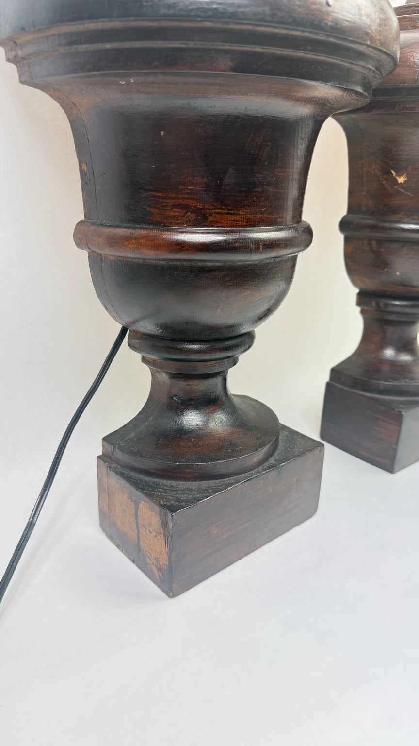Paire de demi-lampes en bois tourné et teinté – photographie 7