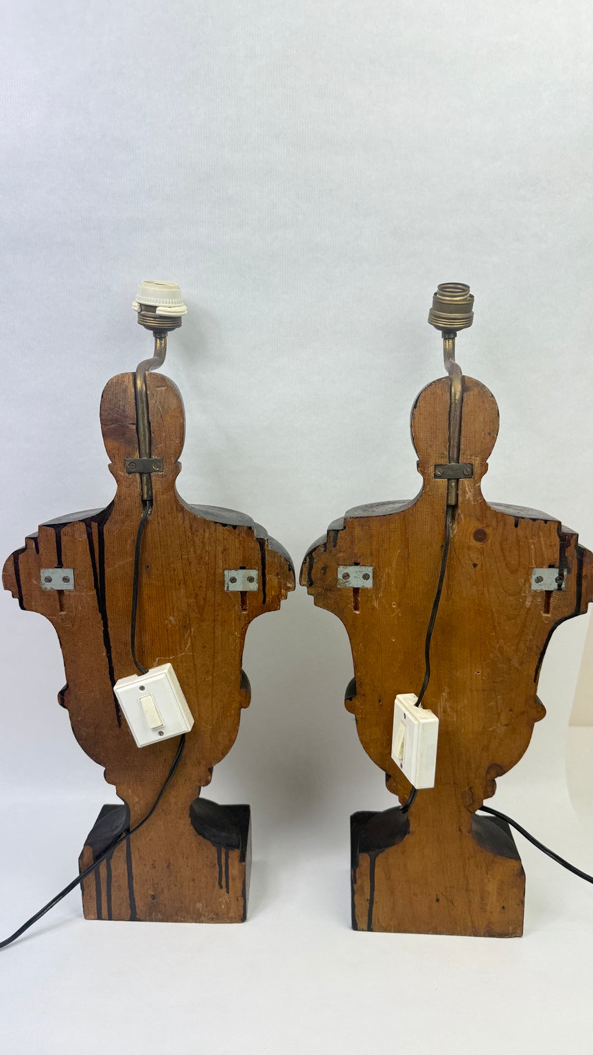 Paire de demi-lampes en bois tourné et teinté – photographie 8