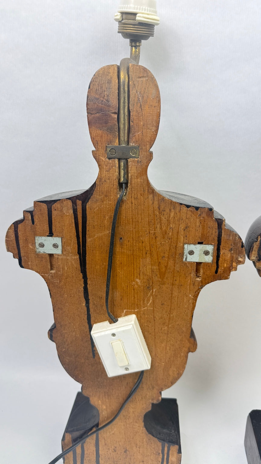 Paire de demi-lampes en bois tourné et teinté – photographie 9