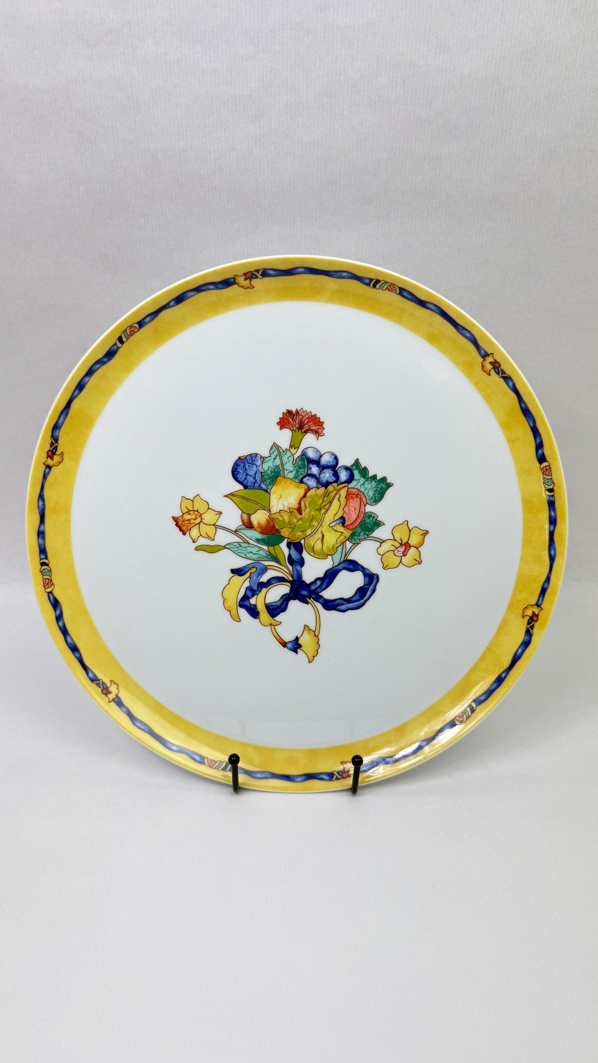 Bernardaud Limoges – Plat à tarte modèle Borghèse jaune, fruits et ruban bleu – 31,5 cm