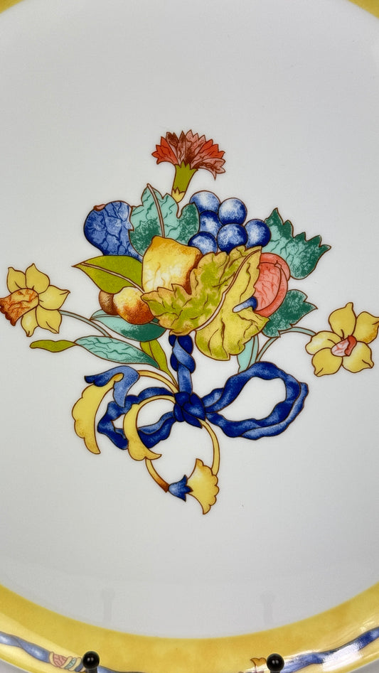 Bernardaud Limoges – Plat à tarte modèle Borghèse jaune, fruits et ruban bleu – 31,5 cm