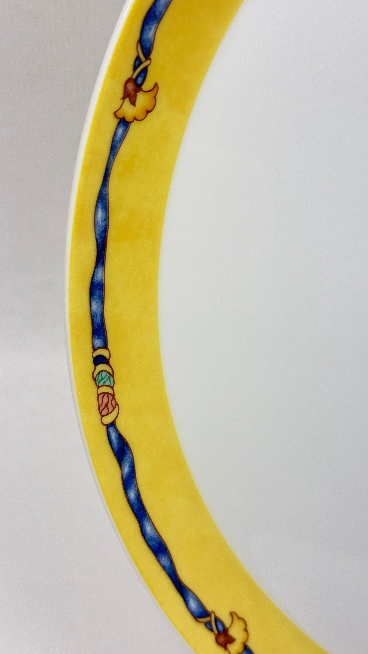 Bernardaud Limoges – Plat à tarte modèle Borghèse jaune, fruits et ruban bleu – 31,5 cm