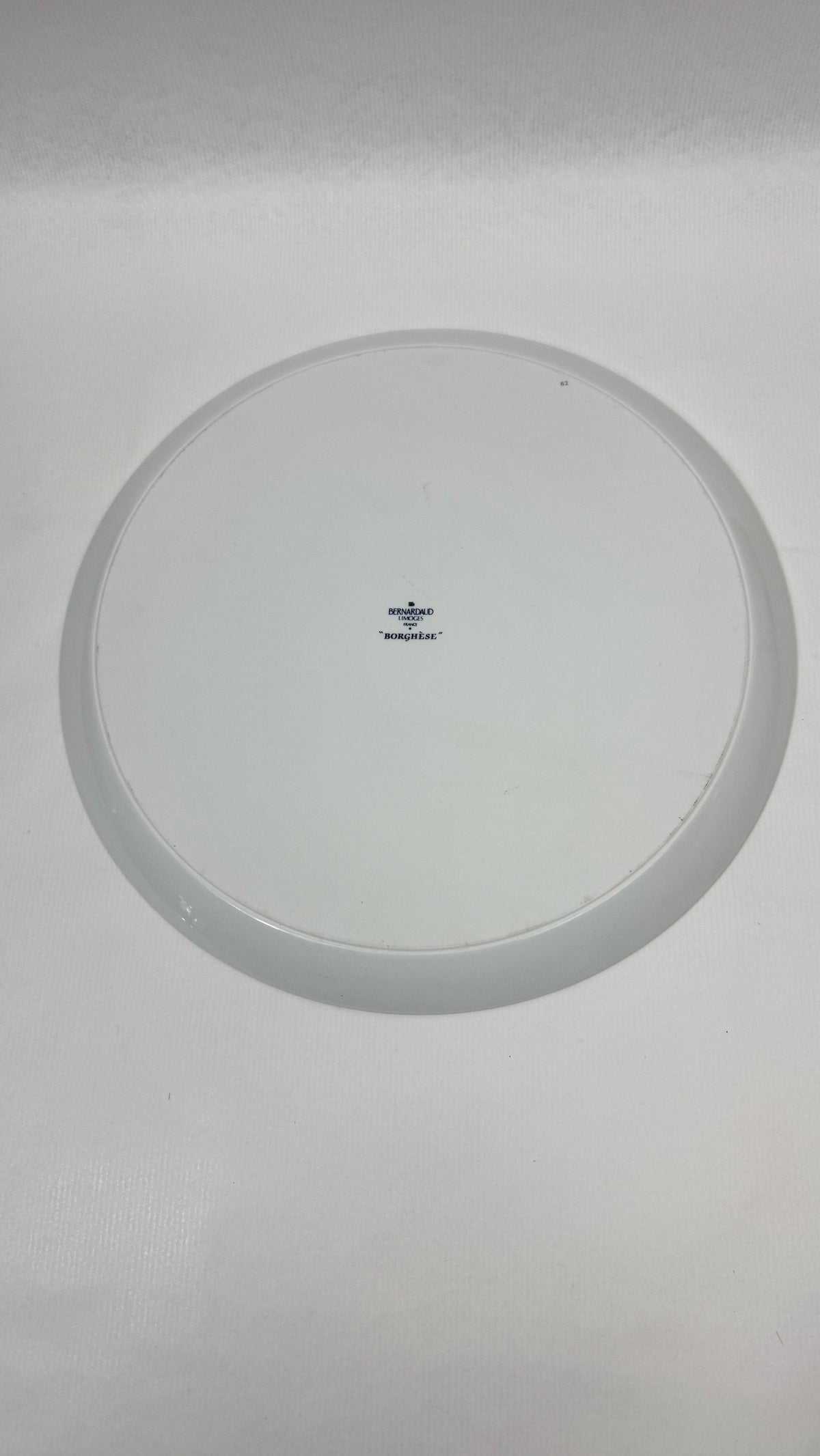 Bernardaud Limoges – Plat à tarte modèle Borghèse jaune, fruits et ruban bleu – 31,5 cm