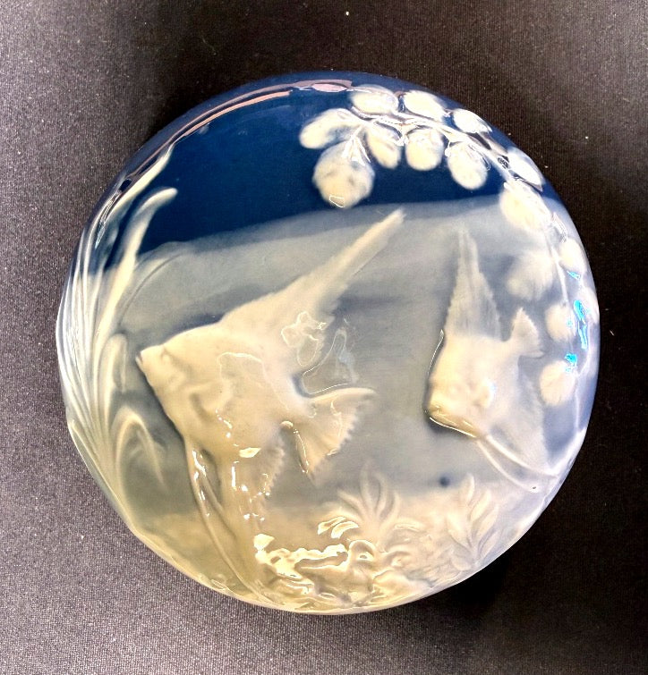 Camille Tharaud, bonbonnière en porcelaine de Limoges – vue 1