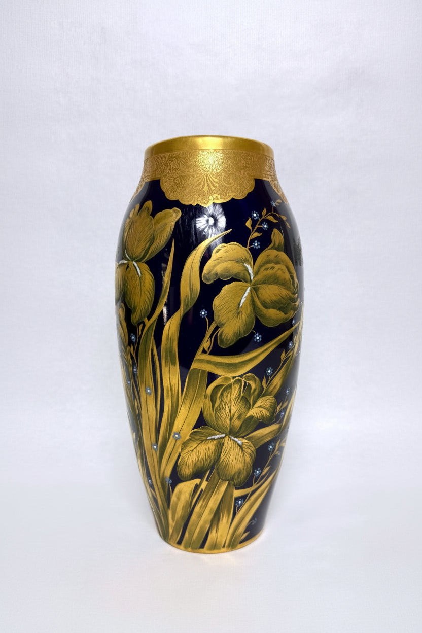 Lucien Michelaud, Limoges, grand vase en porcelaine bleu de four à décor d'iris – vue 1