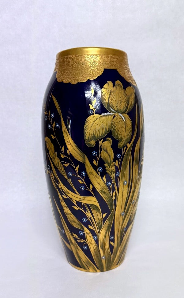 Lucien Michelaud, Limoges, grand vase en porcelaine bleu de four à décor d'iris – vue 2