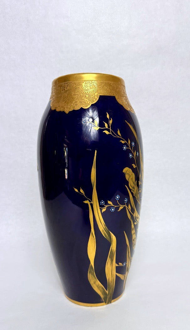 Lucien Michelaud, Limoges, grand vase en porcelaine bleu de four à décor d'iris – vue 3