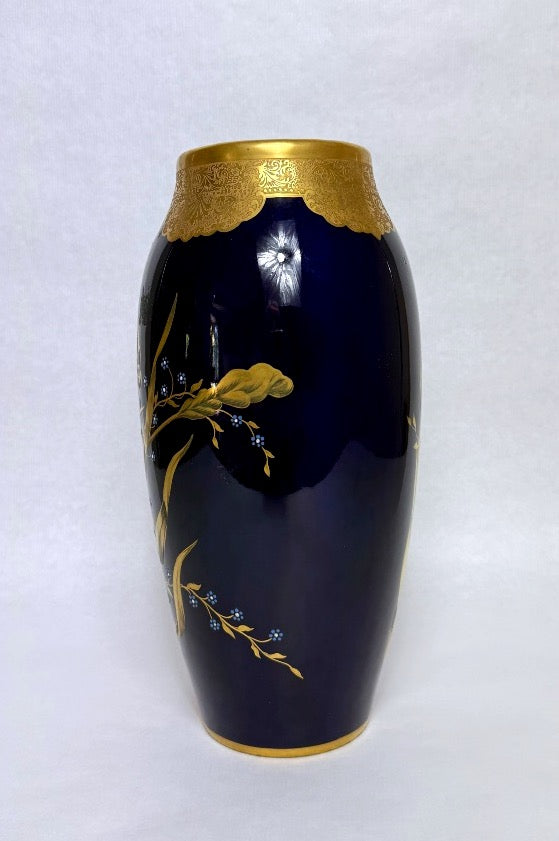 Lucien Michelaud, Limoges, grand vase en porcelaine bleu de four à décor d'iris – vue 4