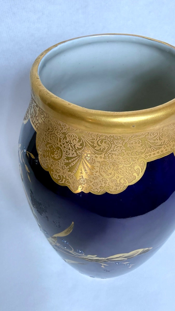 Lucien Michelaud, Limoges, grand vase en porcelaine bleu de four à décor d'iris – vue 5