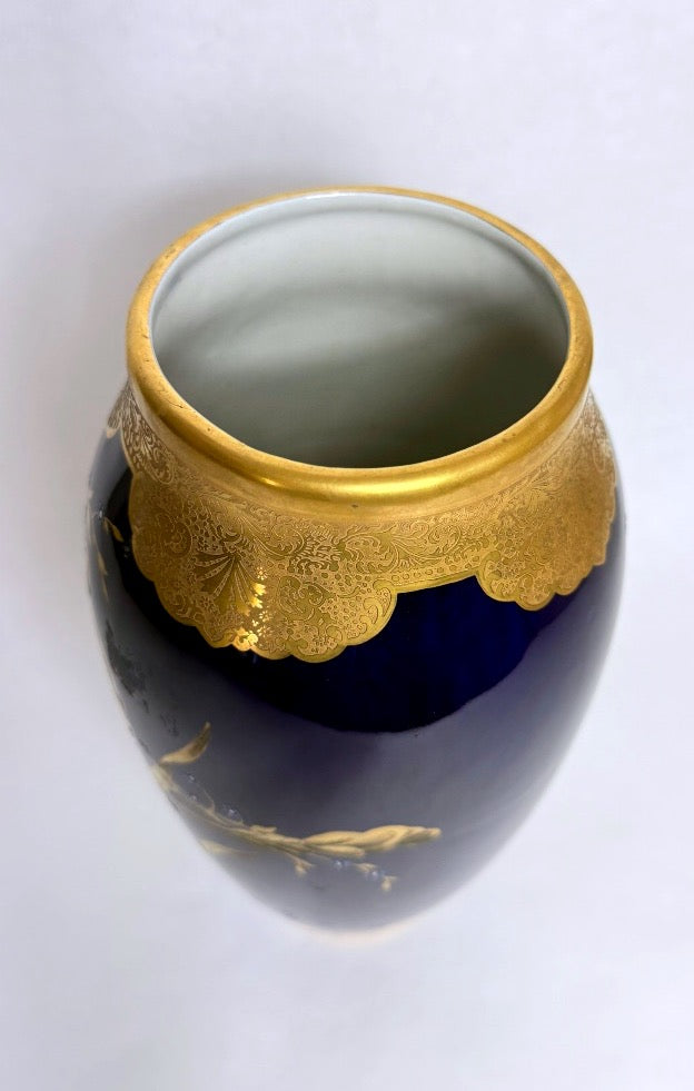 Lucien Michelaud, Limoges, grand vase en porcelaine bleu de four à décor d'iris – vue 6