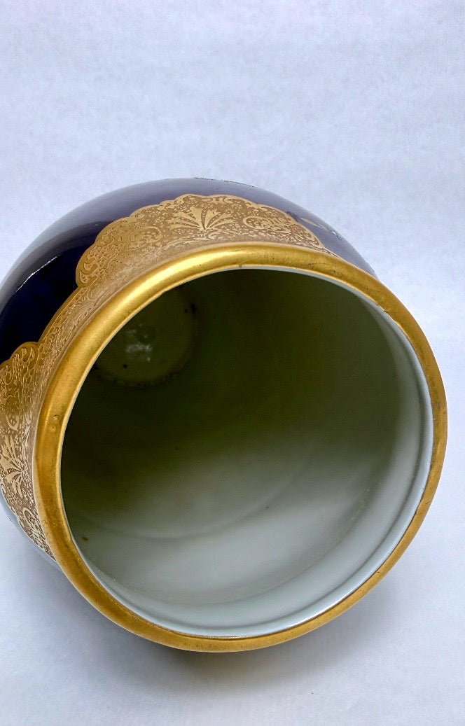 Lucien Michelaud, Limoges, grand vase en porcelaine bleu de four à décor d'iris – vue 7