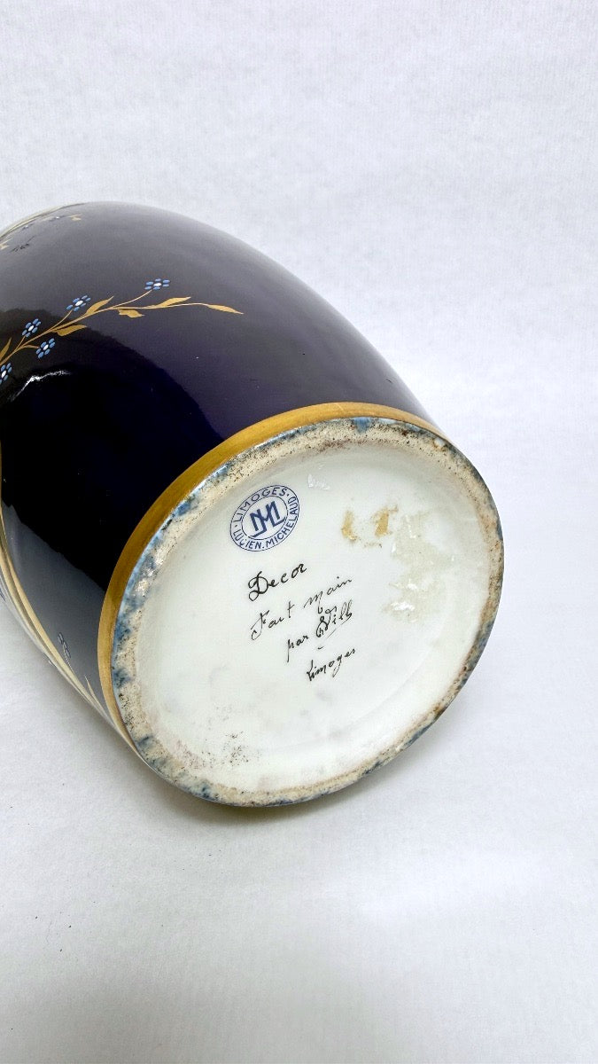 Lucien Michelaud, Limoges, grand vase en porcelaine bleu de four à décor d'iris – vue 8