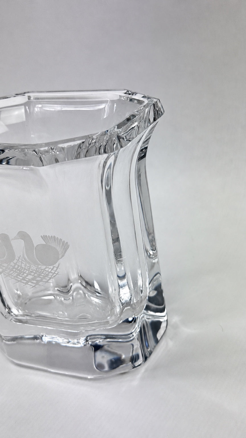 Vase Amanda, détail du bord et du socle