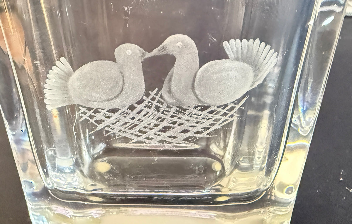 Décor gravé de deux oiseaux sur leur nid